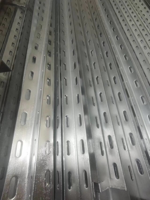 Q195-Q420 সিরিজ 25*25*4mm-200*200*10mm গরম ডুব সমান্তরাল কোণ স্টীল গর্ত সঙ্গে