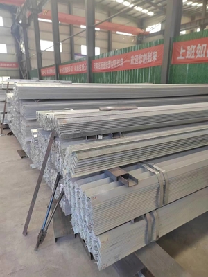 ASTM A36 A53 Q235 Q345 কার্বন গ্যালভানাইজড আয়রন এল আকৃতির হালকা ইস্পাত কোণ বার জিবি / টি স্ট্যান্ডার্ড সমান