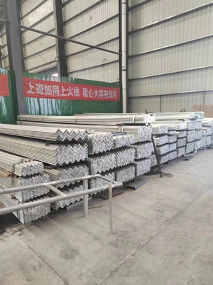 ASTM A36 A53 Q235 Q345 কার্বন গ্যালভানাইজড আয়রন এল আকৃতির হালকা ইস্পাত কোণ বার জিবি / টি স্ট্যান্ডার্ড সমান