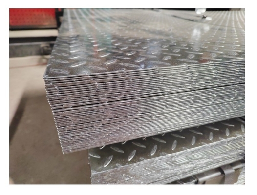 কাস্টমাইজযোগ্য 1.5*1250mm জিংক স্তর 40g/m2 বিল্ডিং উপকরণ জন্য গ্যালভানাইজড ইস্পাত প্লেট