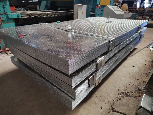 জিংক স্তর 40g/m2 1000-1500mm এর কাস্টমাইজযোগ্য প্রস্থের জন্য গ্যালভানাইজড প্যাটার্ন স্টিল প্লেট